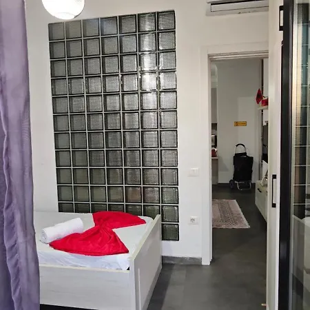 Esi's * Tirana